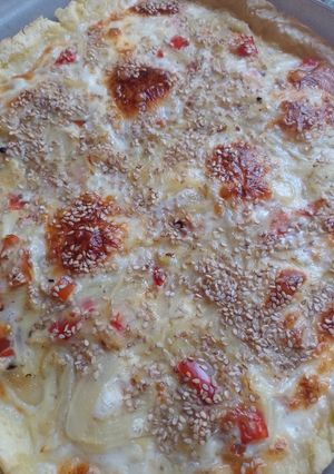 Una foto de Tarta de cebolla y queso, con masa de papa (sin tacc)🥔🧅😋