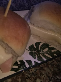 Una foto de Pebetes de jamón y queso