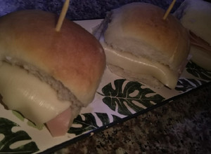 Una foto de Pebetes de jamón y queso