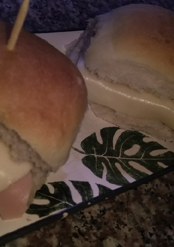 Una foto de Pebetes de jamón y queso