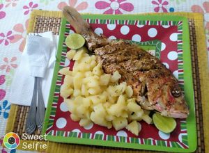 Una foto de Chillo al horno con papas