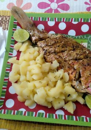 Una foto de Chillo al horno con papas