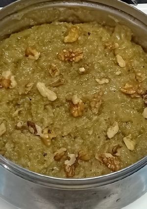 लॉकी अखरोट का हलवा (lauki akhrot ka halwa recipe in Hindi) रेसिपी मुख्य फोटो