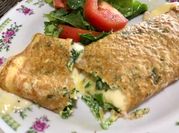 Una foto de omelette con cilantro