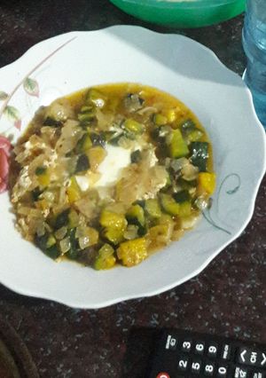 Una foto de Revuelto de zapallitos verdes, cebolla y huevo😋💚 🍽