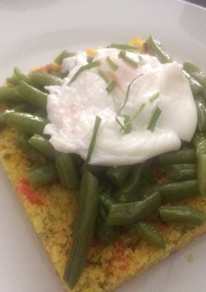 Una foto de Timbal de cuscus con hortalizas y huevo poche con aceite de trufa