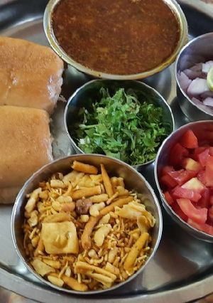 A picture of Misal pav.