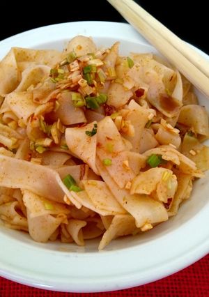 Foto principal de Noodles de arroz aliñados con aceite caliente, ajo, ajetes y guindilla