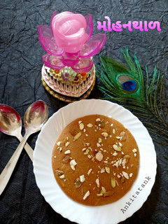 લચકો મોહનથાળ (Lachko Mohanthal Recipe In Gujarati) રેસીપી મુખ્ય ફોટો
