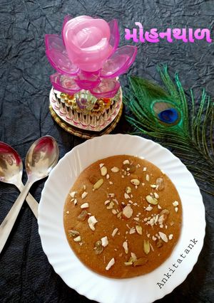લચકો મોહનથાળ (Lachko Mohanthal Recipe In Gujarati) રેસીપી મુખ્ય ફોટો