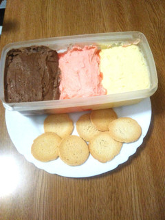 Una foto de Mantequilla de 3 colores y sabores