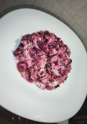 Фото Салат со свеклой, курицей, яйцом и орехами.