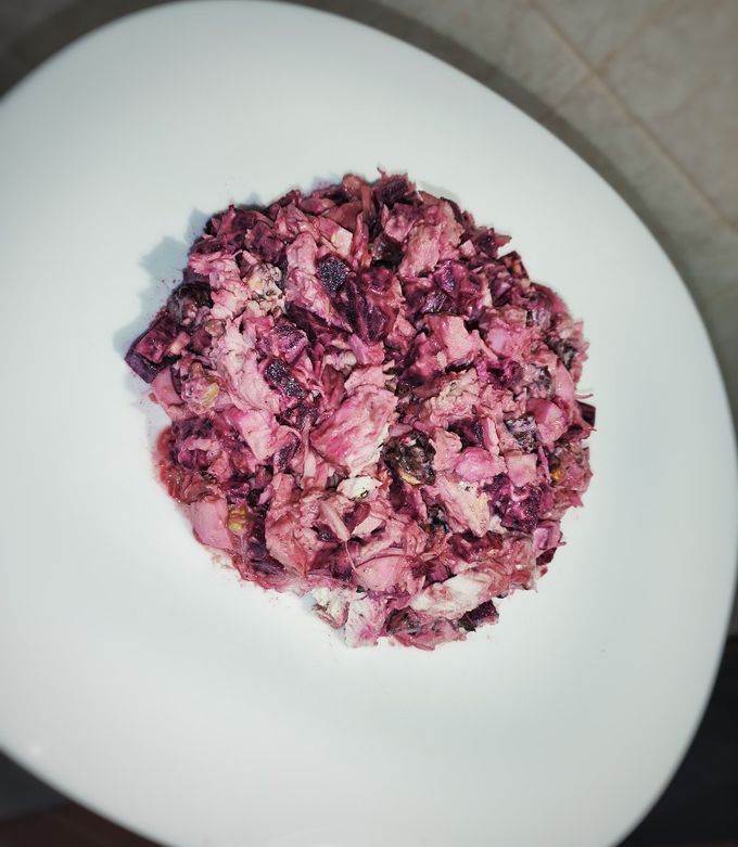 Фото Салат со свеклой, курицей, яйцом и орехами.