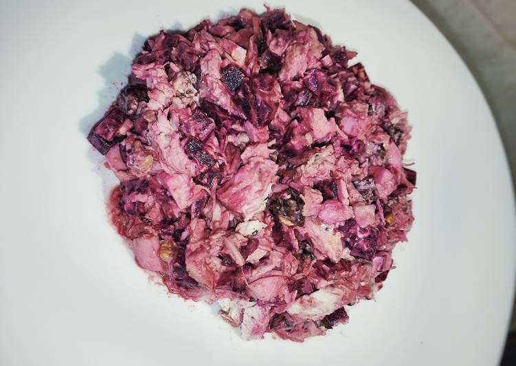 Курица со свеклой. Салат из свеклы с курицей и орехами. салат с курицей свёклой и грецким орехом. салат со свеклой, курицей и орехами. свекла с куриной грудкой.