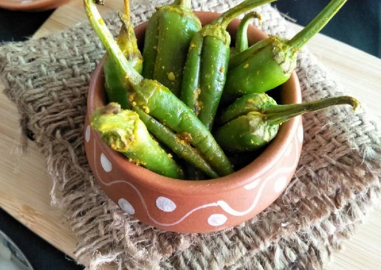 Simple Way to Make Favorite Vadhwaani Marchaa Na Athaanu (Green Chillies Pickle)