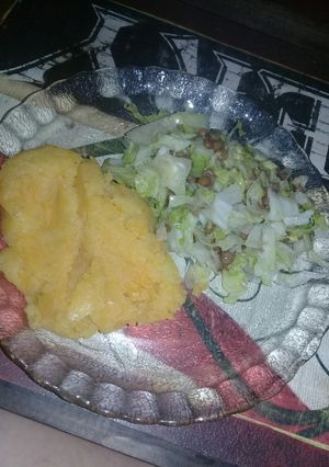 Una foto de Puré de zapallo con ensalada de lentejas y lechugas muy lingth