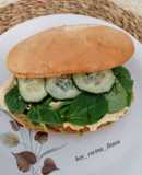 Mollete de burger de pollo con hummus y guacamole