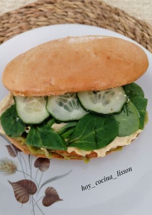 Una foto de Mollete de burger de pollo con hummus y guacamole
