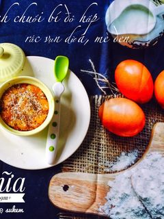 Hình của món Bánh chuối hấp bí đỏ rắc vụn dừa mè đen.