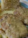 Lengua de res rebozada en salsa de cebolla