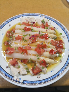 Una foto de Ensalada de espárragos, tomate y ventresca