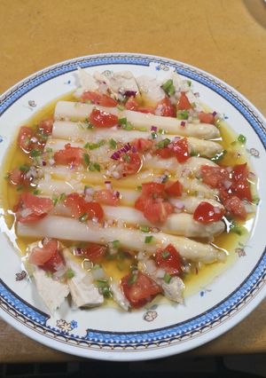 Una foto de Ensalada de espárragos, tomate y ventresca
