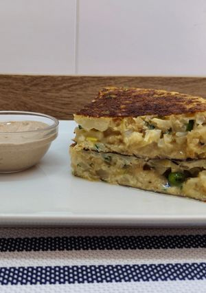 Foto principal de Tortilla de coliflor y bacalao con alioli de ajo negro
