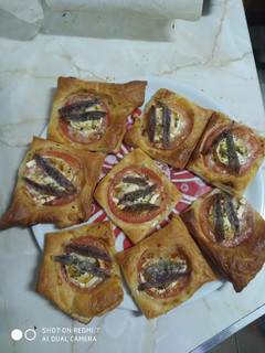 Una foto de Mini bocaditos de hojaldre con tomate, queso de cabra y anchoas