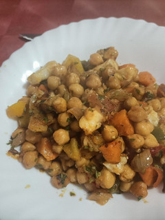 Una foto de Garbanzos salteados con bacalao