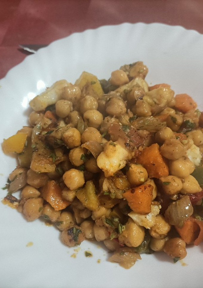 Una foto de Garbanzos salteados con bacalao