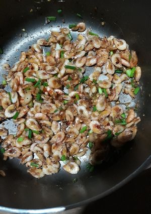 Hình của món Tép suối xào hành.
