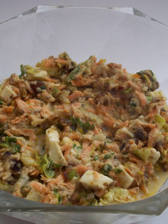 Una foto de Ensalada con carlota, atún, dátiles y otros, con yogurt
