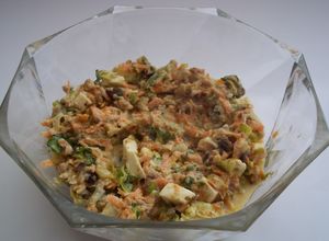 Foto principal de Ensalada con carlota, atún, dátiles y otros, con yogurt