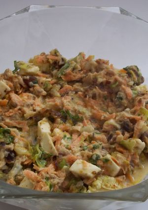 Una foto de Ensalada con carlota, atún, dátiles y otros, con yogurt
