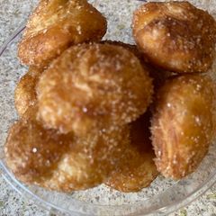 A picture of Puff pastry fried rounds.