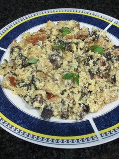 Una foto de Huevos revueltos con morcilla y picatostes