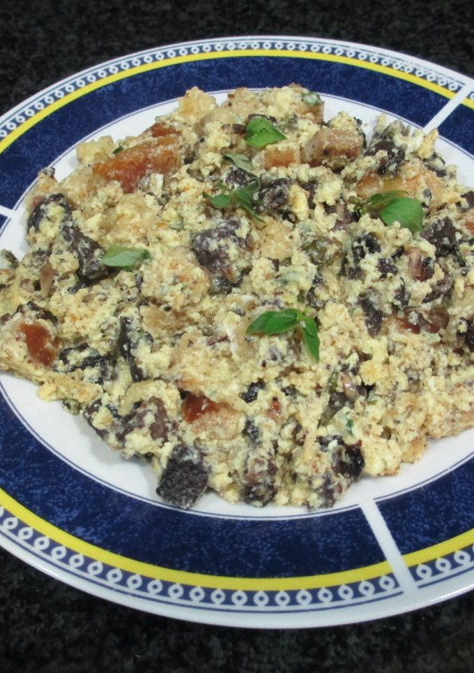 Una foto de Huevos revueltos con morcilla y picatostes