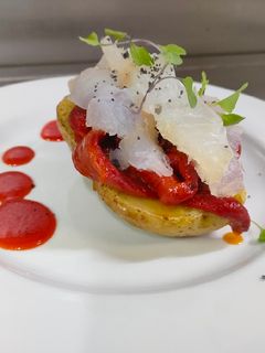 Una foto de Ensalada templada de patata, pimiento asados y bacalao marinado