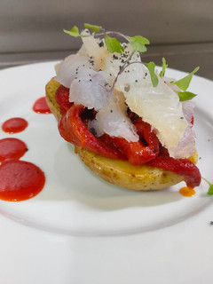 Una foto de Ensalada templada de patata, pimiento asados y bacalao marinado