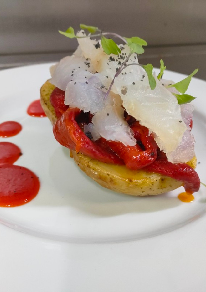 Una foto de Ensalada templada de patata, pimiento asados y bacalao marinado