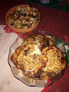 Una foto de Hamburguesas vegetarianas, torrejas y papas noisse