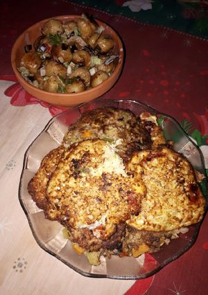 Una foto de Hamburguesas vegetarianas, torrejas y papas noisse