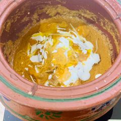 A picture of Chicken Makhni Handi.