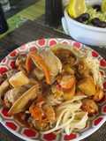 Saltado de tallarines y mariscos