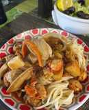 Saltado de tallarines y mariscos