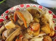 Una foto de tallarines con mariscos