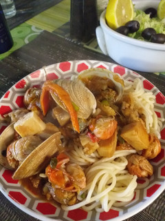 Una foto de Saltado de tallarines y mariscos