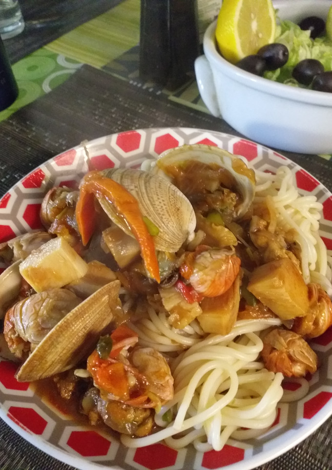 Una foto de Saltado de tallarines y mariscos