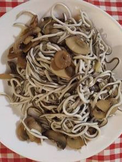 Una foto de Anguriñas con champiñones