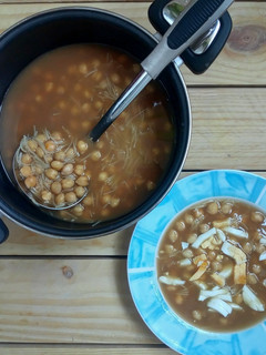 Una foto de Sopa de garbanzos y fideos